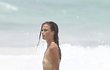 Portugalská supermodelka Sara Sampaio (26) odložila na pláži v Mexiku vrchní díl plavek. A kam se poděla její dokonale vytvarovaná ňadra, která předvádí v prádle od  Victoria`s Secret?