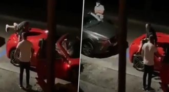 Fotbalista Milána vyrazil za písničkou: Opilý nebyl schopný nastoupit do auta!