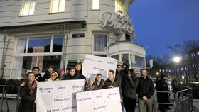 Rozhodnutí Sedlarové vyhnat dvojici z kavárny na známé okružní třídě Ringstrasse vyvolalo v Rakousku pozdvižení, které se během týdne rozšířilo prostřednictvím sociálních médií.