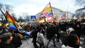 Více než 1000 lidí ve Vídni protestovalo proti homofobii v reakci na vykázání líbající se lesbické dvojice ze známé kavárny Cafe Prückel.