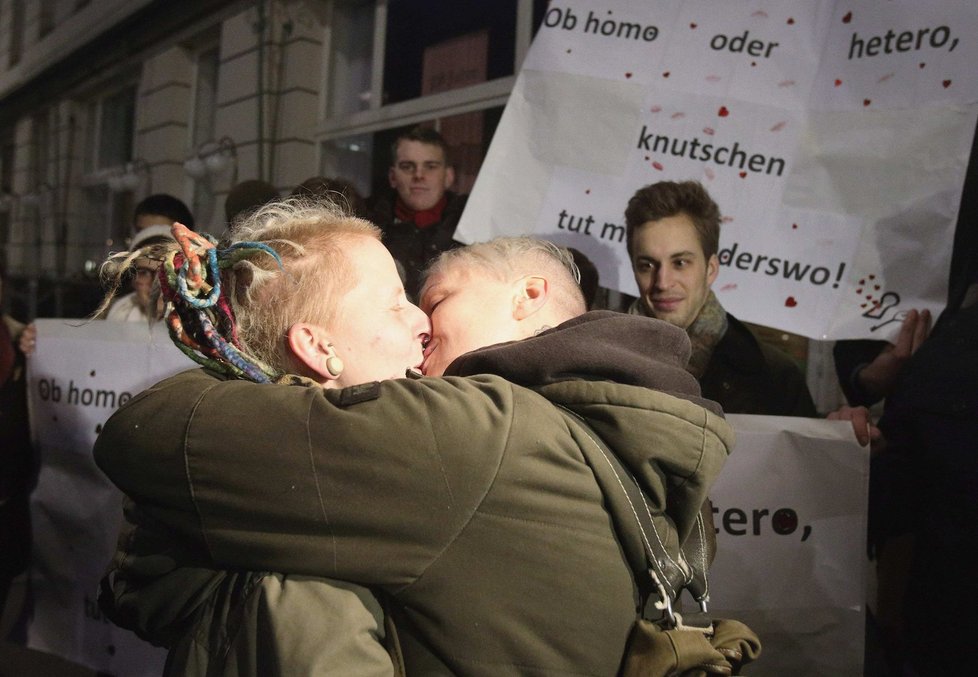 Ve Vídni se demonstrovalo proti vykázání lesbiček z kavárny