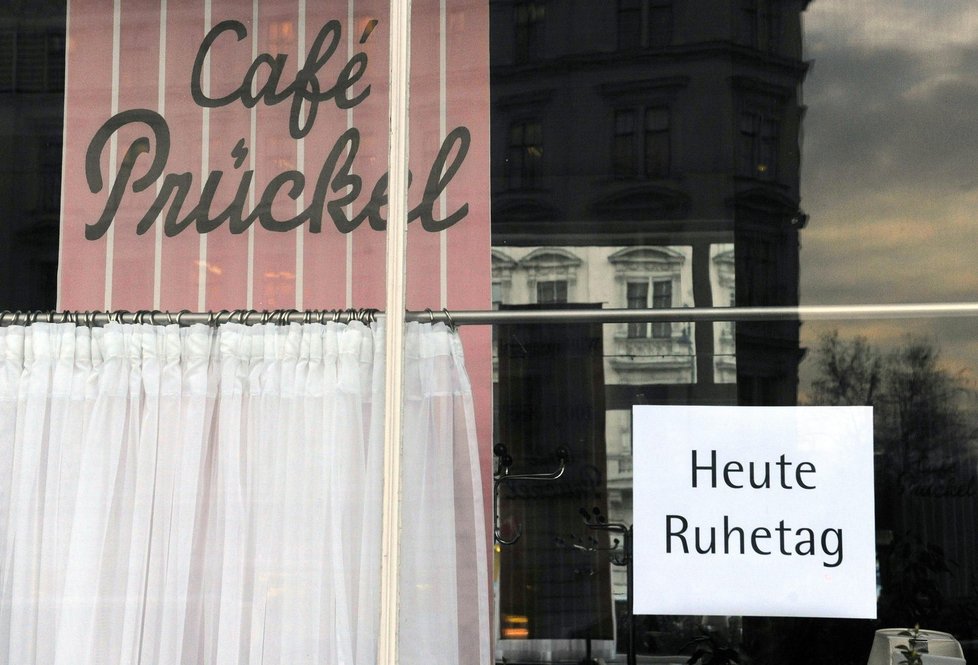 Kavárna zůstala během protestu zavřená Aktivisté na fasádu nastříkali slogan Smash Homophobia (Pryč s homofobií).