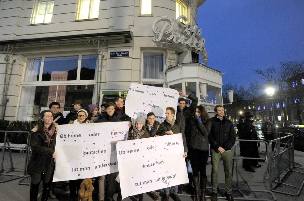 Rozhodnutí Sedlarové vyhnat dvojici z kavárny na známé okružní třídě Ringstrasse vyvolalo v Rakousku pozdvižení, které se během týdne rozšířilo prostřednictvím sociálních médií.