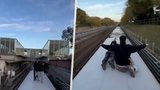 Mrazivé video z vídeňského metra: Dva čeští mladíci jeli na střeše vozu, teď bojují o život v nemocnici