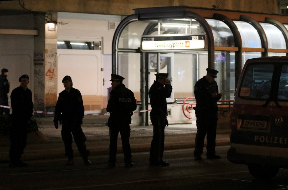 Útočník ve Vídni zřejmě pobodal lidi na dvou místech