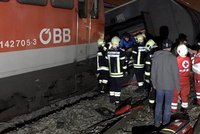 U Vídně se po srážce osobních vlaků převrátily vagony: Nejméně 12 zraněných