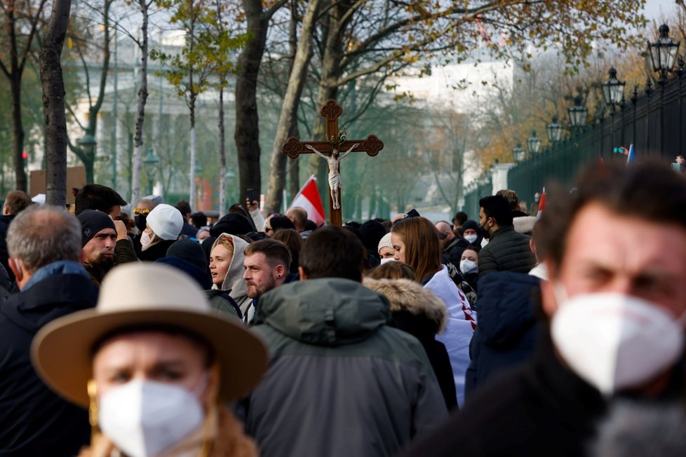 Ve Vídni demonstrují odpůrci protiepidemických opatření (20. 11. 2021).