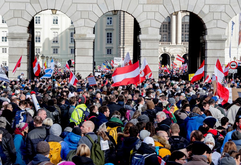 Ve Vídni demonstrují odpůrci protiepidemických opatření (20. 11. 2021)