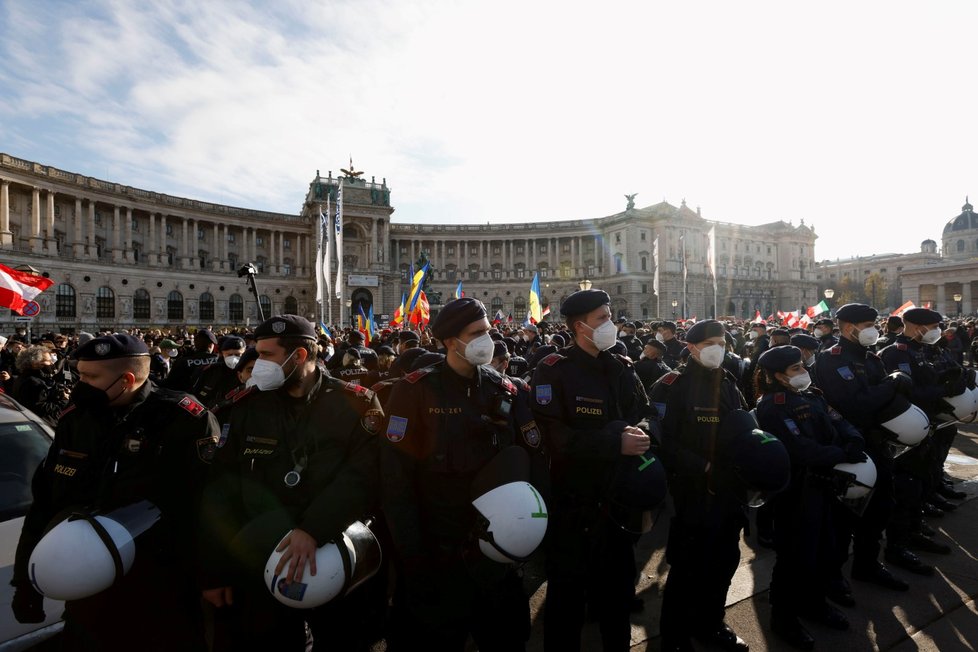 Ve Vídni demonstrují odpůrci protiepidemických opatření (20. 11. 2021)