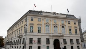 Rakouští policisté před budovou kancléřství ve Vídni (6. 10. 2021)