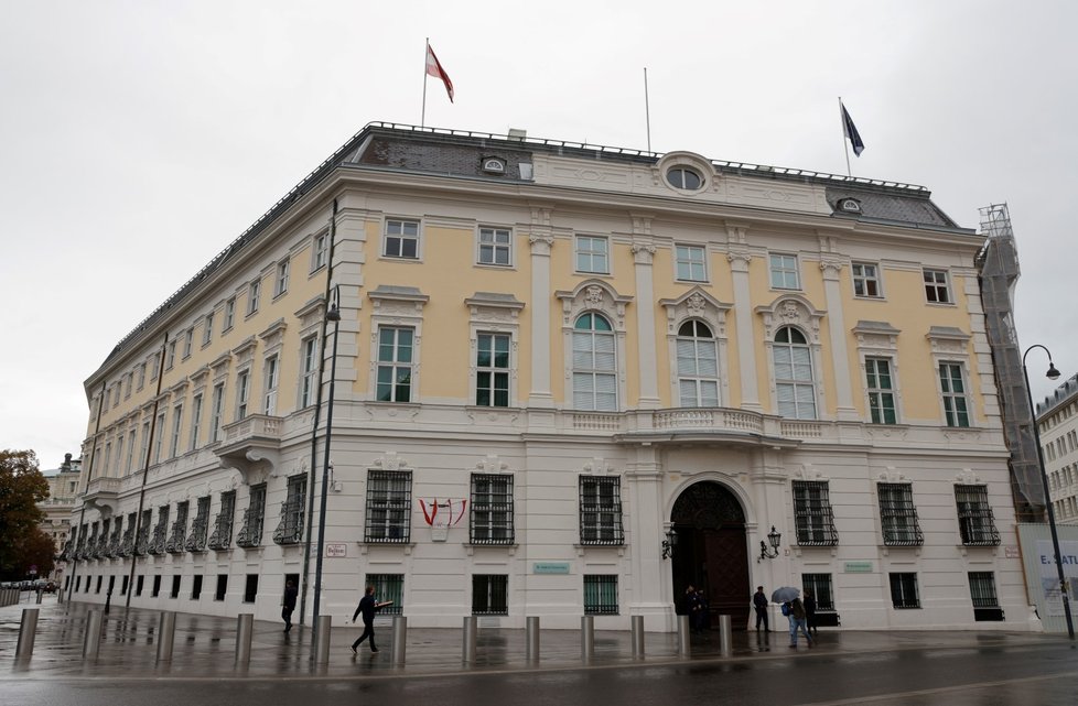 Rakouští policisté před budovou kancléřství ve Vídni (6. 10. 2021)