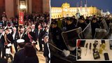 Na protesty proti plesu ve Vídni vyrazili s noži a boxery: 6 lidí z českého autobusu zadrželi!