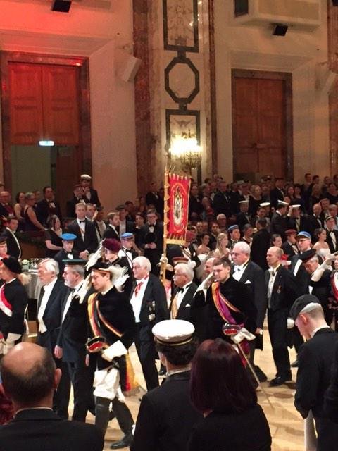 Foto z vídeňského plesu nacionalistů, proti kterému se v Rakousku mohutně demonstruje