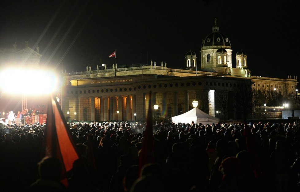 Rušno kolem zámku Hofburg: Uvnitř bál, venku protesty!