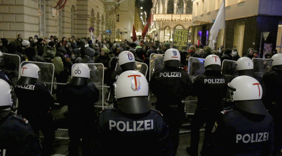 Policejní jednotky v ulicích Vídně: Kvůli protestům proti plesu nacionalistů