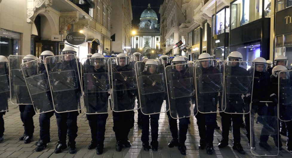 Policejní jednotky v ulicích Vídně: Kvůli protestům proti plesu nacionalistů