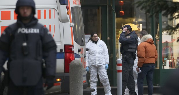 Střelba v restauraci v centru Vídně: Jeden mrtvý, další postřelený a pachatel prchá