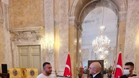 Recep Gultekin a Mikail Özen byli oceněni za hrdinství tureckým velvyslancem ve Vídni.