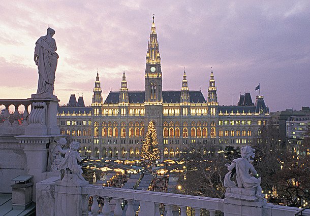 Vídeňský kouzelný adventní trh - Christkindlmarkt na Radničním náměstí