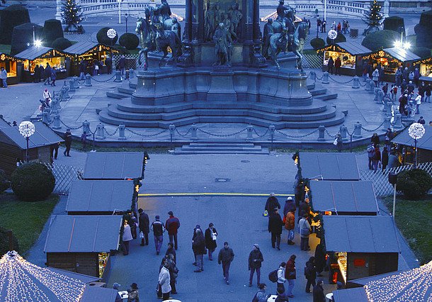 Vánoční vesnička na náměstí Maria-Theresien-Platz