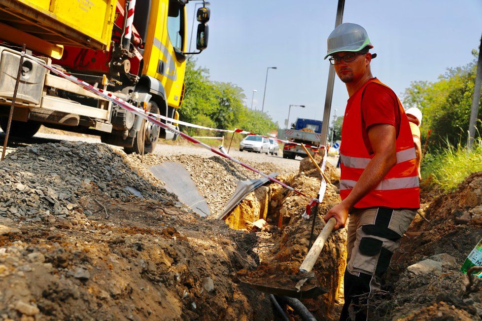 Dělníkům na Vídeňské vedro zpříjemňuje kropicí vůz