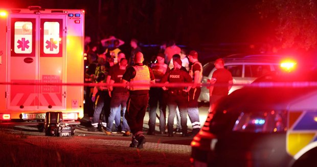 Krvavý útok v Praze: Muž na ubytovně zaútočil sekerou a nožem, policisté ho zneškodnili.