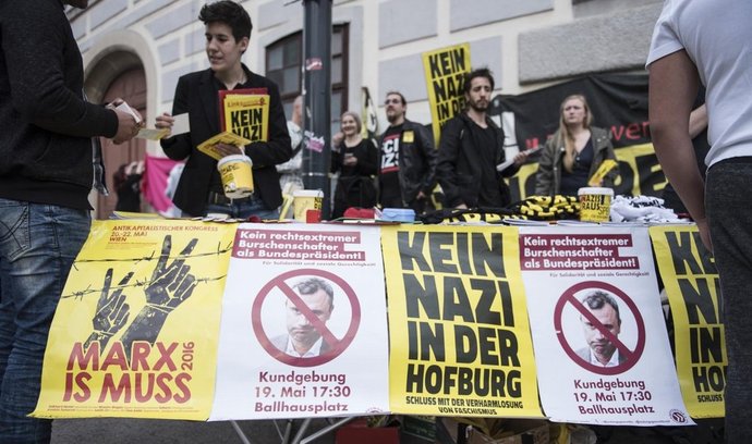 Vídeňský protest proti prezidentskému kandidátovi Norbertu Hoferovi