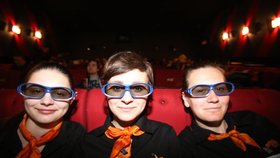Diváci jsou během promítání filmu ve formátu 4DX vybaveni speciálními brýlemi a sedí na speciálně upravených sedačkách