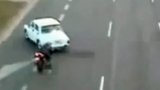 Pomatený šofér zkřížil cestu bezmocnému motorkáři!