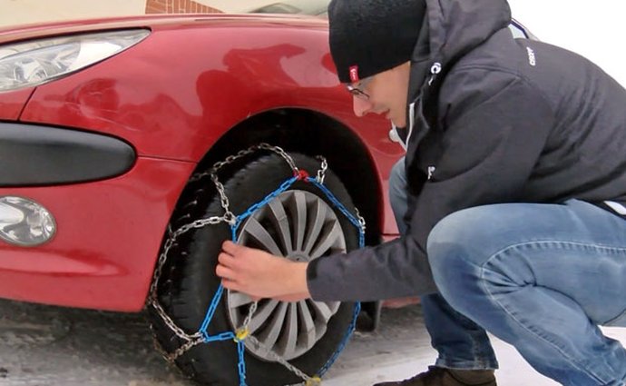 Video: Jak nasadit sněhové řetězy? Je to špinavá a náročná práce!