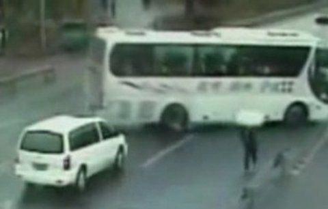 Děsivá nehoda: Muž se zaklínil pod koly autobusu!