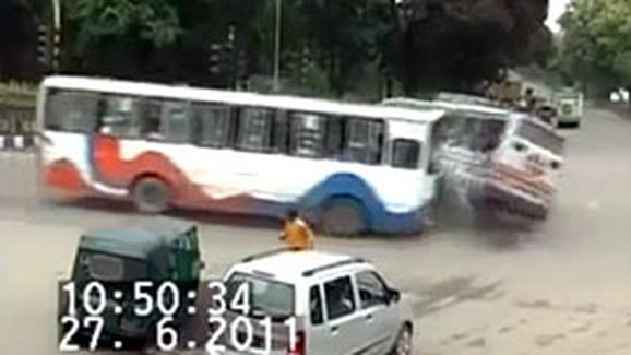 Únik ze srážky autobusů (video)