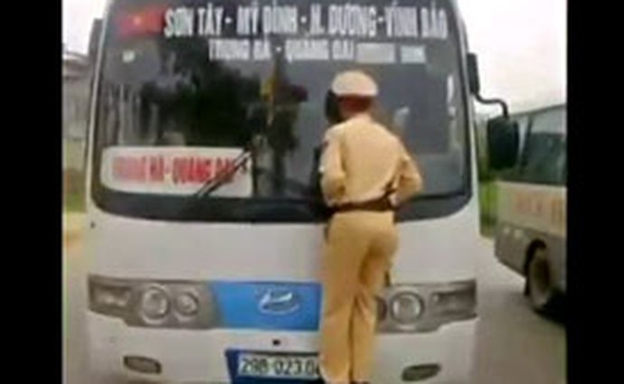 Vietnamský policista nedobrovolným černým pasažérem (video)