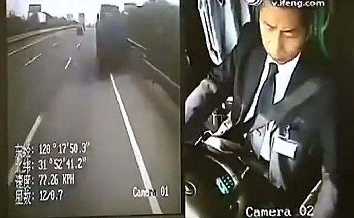 Video: Mobilní telefon zavinil vážnou nehodu autobusu