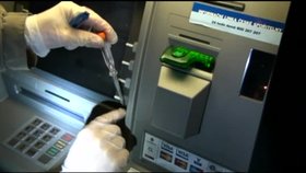 Kriminalisté ukazují jaká zařízení instalovali zloději na bankomaty