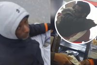 Video, které dojímá svět: Muž dal bezdomovci výhru 20 tisíc, on se s ním rozdělil!