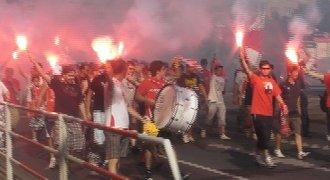 Protestní pochod fanoušků Bohemians a Slavie