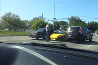 Řidič nezvládl Lamborghini: V křižovatce zbořil dvě auta