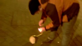 Nezodpovědní mladíci odpálili v Brně na Silvestra mezi lidmi pumu
