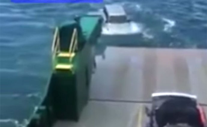 Video: SUV přes palubu!