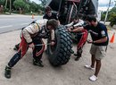 Dakar živě: Kolomý potřeboval pneumatiku, která byla desítky kilometrů daleko. Získal ji!