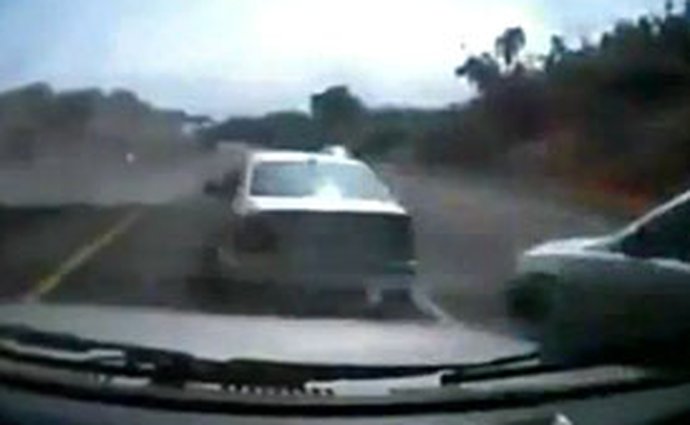 Video: Nehoda na dálnici, aneb další důvod proč instalovat do auta kameru