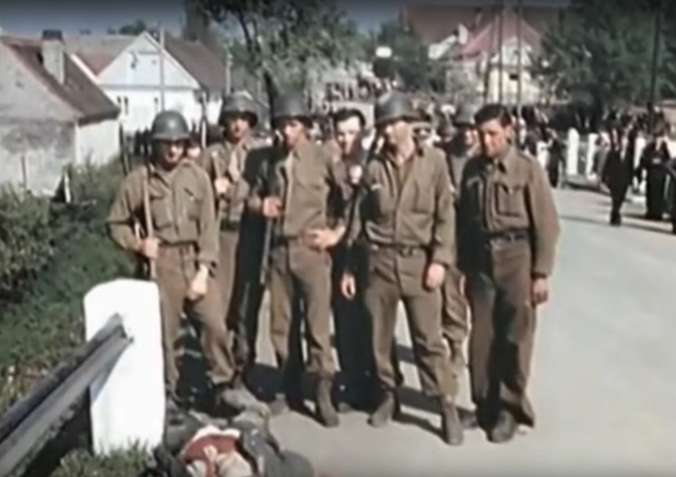 Video z roku 1945 zachycuje zmlácenou, vysílenou německou dívku.