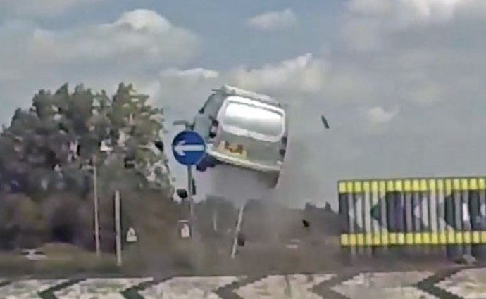 Šokující video z Anglie: Řidič dodávky to přehnal s rychlostí a přelétl kruhový objezd