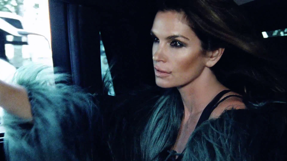 Cindy Crawford si také zahrála jednu členku skupiny