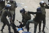 Brutalita v Egyptě: Vojáci kopou do ležících lidí