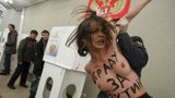 Polonahé aktivistky chtěly ukrást urnu s Putinovým hlasem