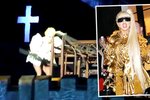 Lady GaGu tanečník omylem uhodil tyčí do hlavy