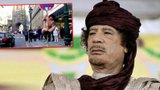 Diktátor Kaddáfí nezemřel? Polonahý Genzer baví Francouze