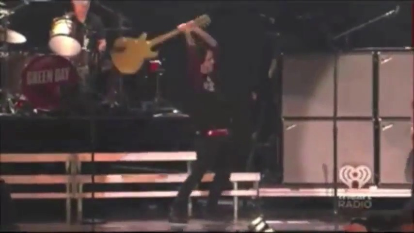 Frontman Green Day likviduje kytaru